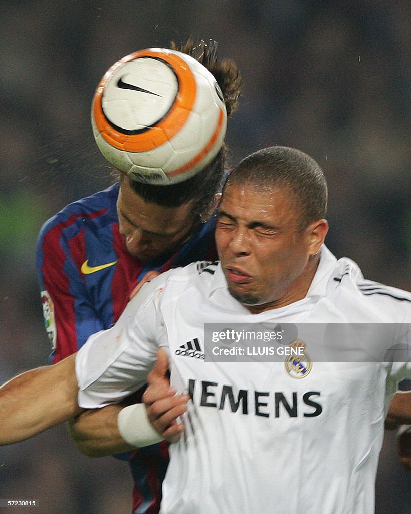 Barcelona's Brazilian Tiago Motta (L) ju