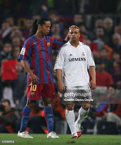 Roberto Carlos of Real Madrid walks off consoled by Ronaldinho of Barcelona after getting the red card during a Primera Liga match between Barcelona...