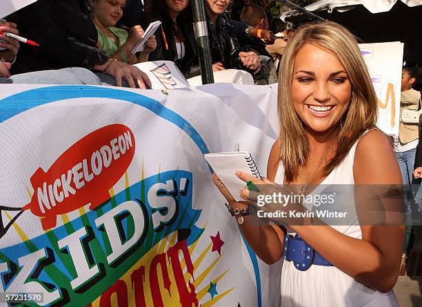 Actress Jamie Lynn Spears signs autographs as she arrives at the 19th Annual Kid's Choice Awards held at UCLA's Pauley Pavilion on April 1, 2006 in...