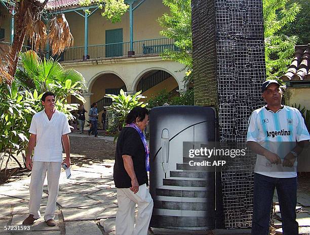 Espectadores observan un refrigerador convertido en obra de arte, durante la Novena Bienal de La Habana, el 01 de abril de 2006. Varios artistas...