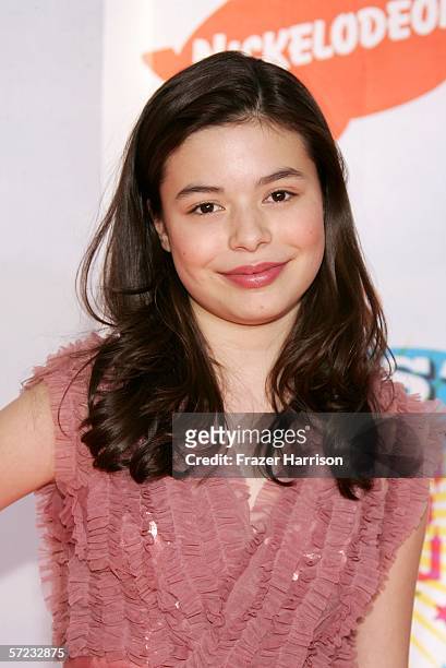 Actress Miranda Cosgrove arrives at the 19th Annual Kid's Choice Awards held at UCLA's Pauley Pavilion on April 1, 2006 in Westwood, California.