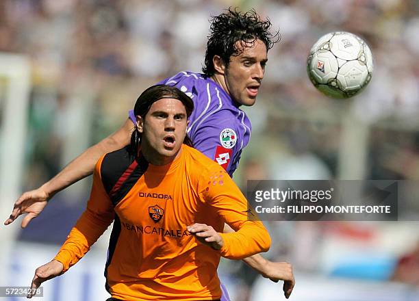 Roma's Leandro Cufre fights for the ball with Luca Toni of Fiorentina during Serie A football match 02 April 2006 at Florence's Artemio Franchi...