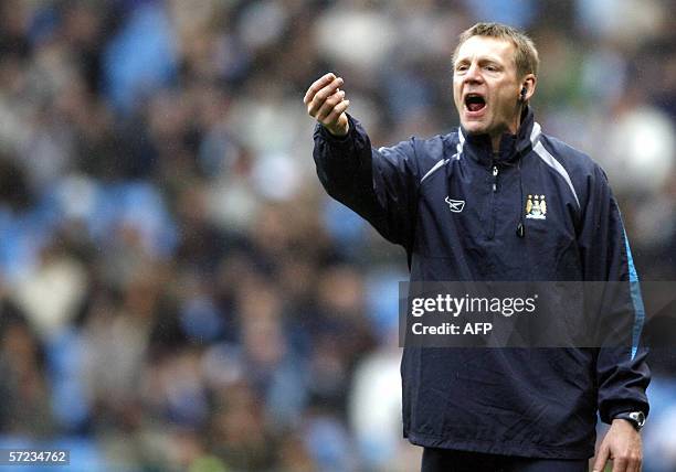 Manchester, UNITED KINGDOM: Manchester City manager Stuart Pearce gives his players instruction during their English Premiership soccer match against...