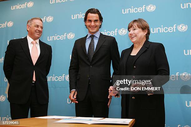 New York, UNITED STATES: Tennis star Roger Federer of Switzerland, UNICEF Executive Director Ann Veneman and Special Advisor to the UN Secretary...