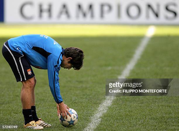 Lyon's Brazilian midfielder Juninho adjusts the ball to the ground during a training session, a day before Champion's League quarter final second leg...