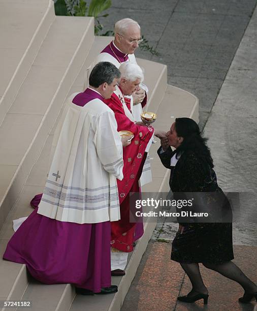 Pope Hand Pictures and Photos - Getty Images