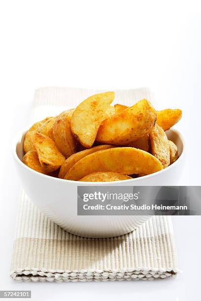 french fries in bowl - bol et saladier photos et images de collection