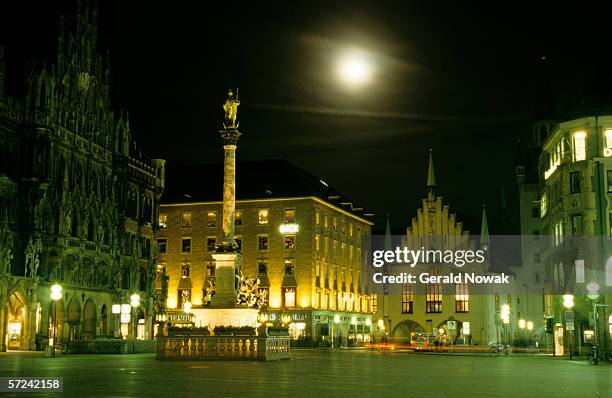 marienplatz at night, munich, bavaria, germany - marienplatz fotografías e imágenes de stock