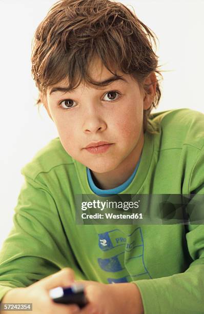 boy (9-10 years) with remote control, portrait - 10 11 years boy stock-fotos und bilder