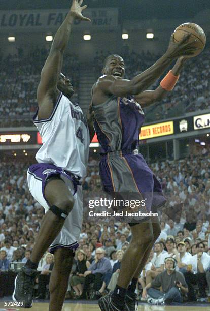 Cliff Robinson of the Phoenix Suns shoots as Chris Webber of the Sacramento Kings defends during the first round of the Western Conference...