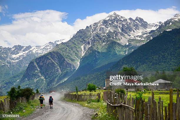 mulakhi valley, caucasus mountain - georgië zuidelijke kaukasus stockfoto's en -beelden