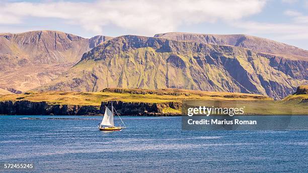 sailing around rhum island inner hebrides scotland - rum foto e immagini stock