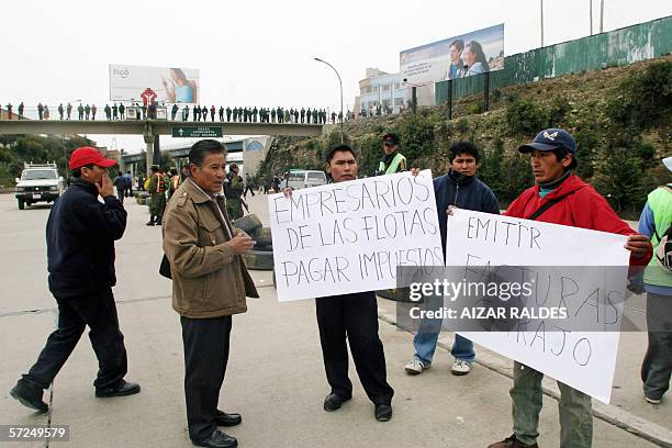 Choferes muestran carteles en la entrada de la autopista que desde El Alto baja a La Paz el 04 de abril de 2006, durante un paro nacional del...