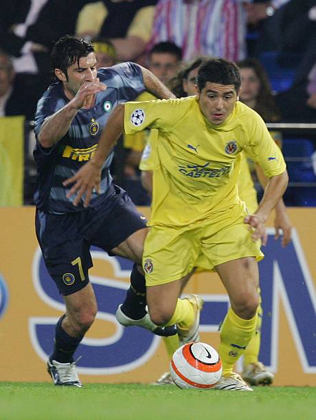Roman Riquelme of Villarreal runs past Luis Figo of Inter Milan during the UEFA Champions League Quarter Final Second Leg match between Villarreal...