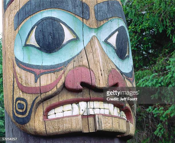 detail of face of totem pole. totem heritage center, ketchikan, alaska. - tótem fotografías e imágenes de stock