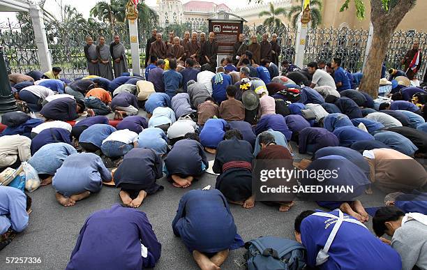 Thai members of the Santi Asoke Buddhist sect performs a rite ceremony to symbolise the end of several weeks of protest in front of the Thai Prime...