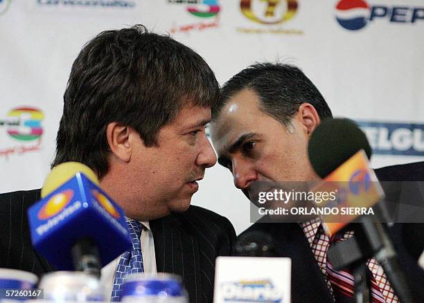 El colombiano Hernan Dario "El Bolillo" Gomez , dialoga con el presidente de la Federacion de Futbol de Guatemala, Oscar Arroyo, antes de ser...