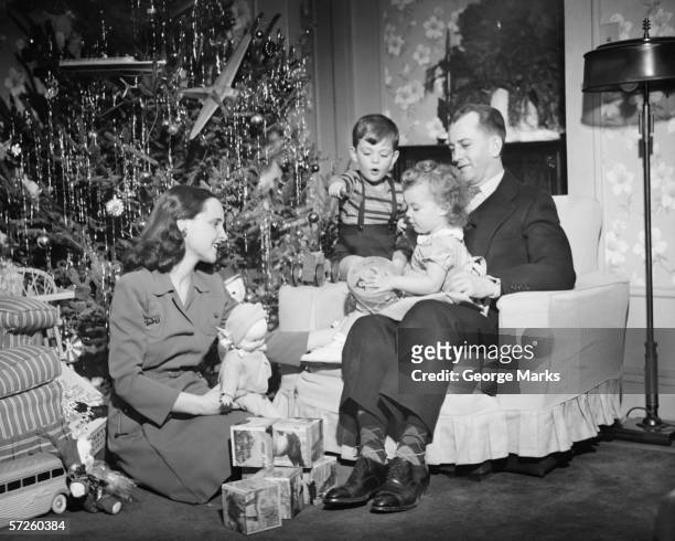 familie eröffnung geschenke weihnachten, kinder (2-3) (4-5), (b & w - 1940s couple stock-fotos und bilder