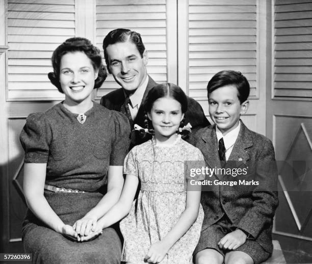 famille posant à la maison, les enfants (8 et 9) (10 et 11), (b & w), portrait - boy wearing dress photos et images de collection