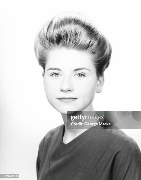 young woman posing, (b&w), portrait - beehive hair 個照片及圖片檔