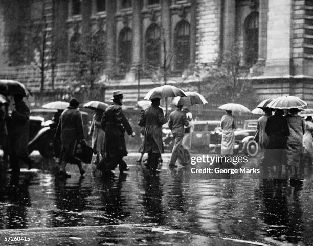 pedestrian passing street, rainy weather, new york, usa (b&w) - 30 40 woman stockfoto's en -beelden