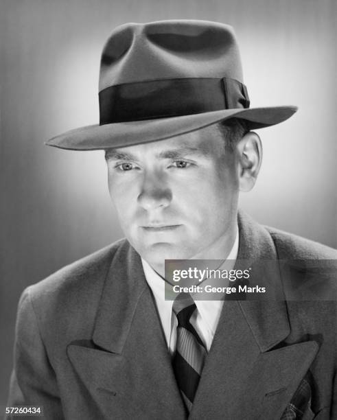 man in fedora hat in studio, (b&w), close-up, portrait - hat and suit stock pictures, royalty-free photos & images