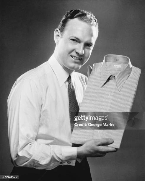 homem apresenta dobrado camisa em estúdio, (b & w, retrato - 1930s imagens e fotografias de stock