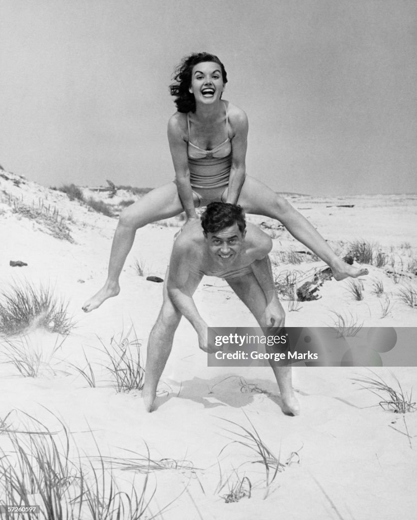 Joven Pareja en la playa-Hombre Mujer salto frogging, (B & P), retrato