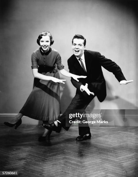 jeune couple dansant dans la salle vide (b & w - rock photos et images de collection