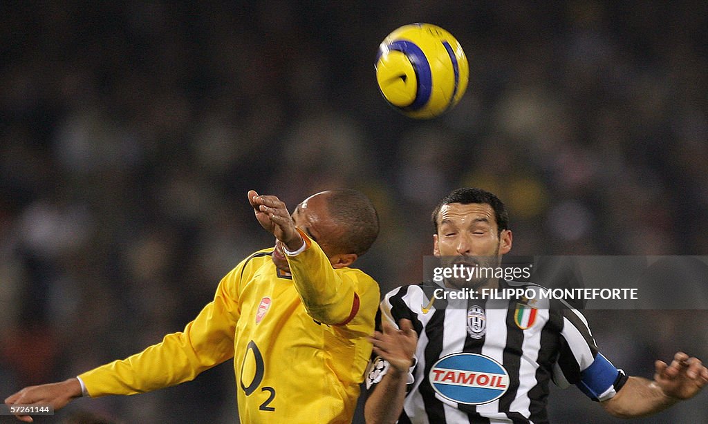 Juventus' defender Gianluca Zambrotta (R