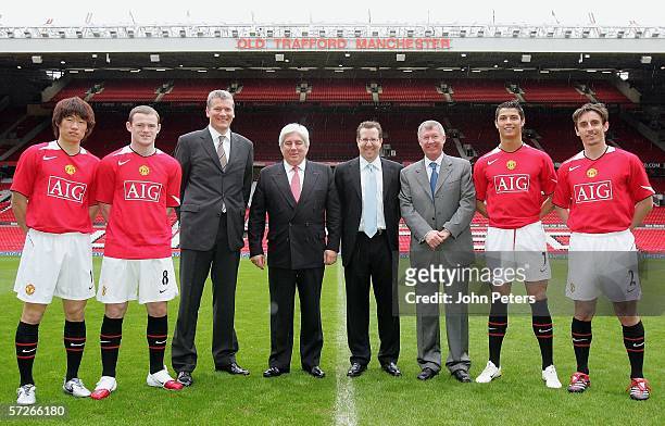 David Gill of Manchester United poses with Martin Sullivan, CEO of AIG, Sir Alex Ferguson, Bryan Glazer, Ji-Sung Park, Wayne Rooney, Cristiano...