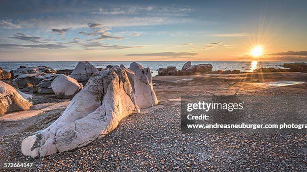 umag beach - stones - umag stock-fotos und bilder