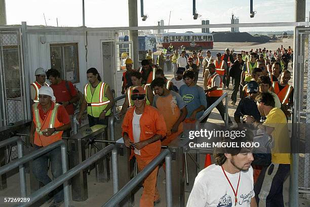 Obreros que trabajan en la construccion de la empresa Botnia en Fray Bentos, se retiran de la obra al culminar su jornal, el 06 de abril de 2006. La...