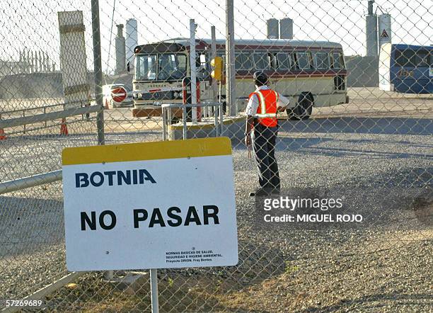 Un omnibus sale del predio de la empresa Botnia, en Fray Bentos, Uruguay, luego de dejar a Obreros que construyen la misma, el 06 de abril de 2006....