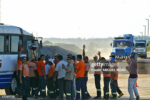 Obreros que trabajan en la construccion de la empresa Botnia en Fray Bentos, se retiran de la obra al culminar su jornal, el 06 de abril de 2006. La...