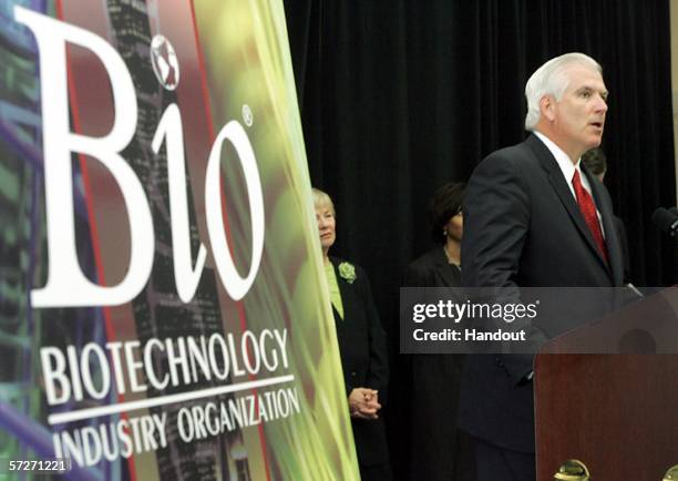 Abbott Laboratories CEO Miles White speaks about BIO 2006, the world's biggest biotechnology conference, April 6, 2006 in Chicago, Illinois. The...
