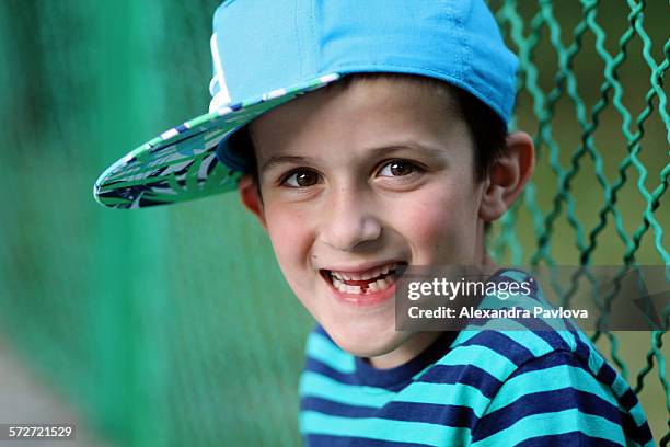 cute boy showing missing milk tooth - alexandra pavlova foto e immagini stock