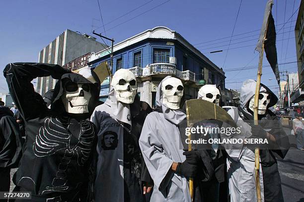 Estudiantes de la universidad de San Carlos participan en el desfile de la Huelga de Todos los Dolores en Ciudad de Guatemala, el 07 de abril de...