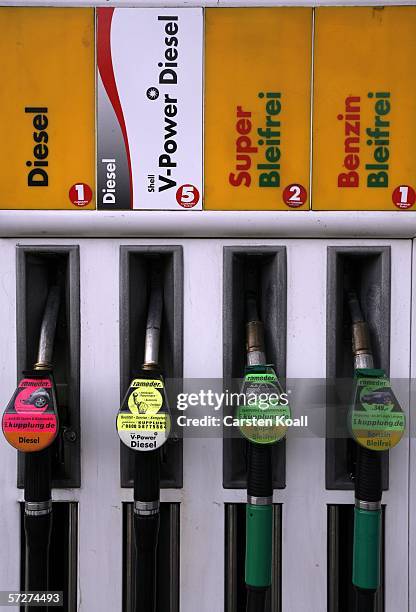 Shell Gasoline 91 17 Shell Launches High Efficiency Unleaded Gasoline Stock Photos, High ...