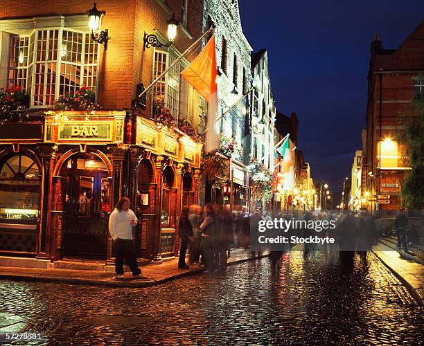 people on the street in temple bar in dublin, ireland - dublin stock-fotos und bilder