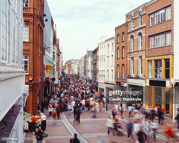 crowd of people on grafton street in dublin, ireland - dublin city stockfoto's en -beelden