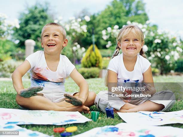 brother and his sister finger painting - 4 girls finger painting foto e immagini stock