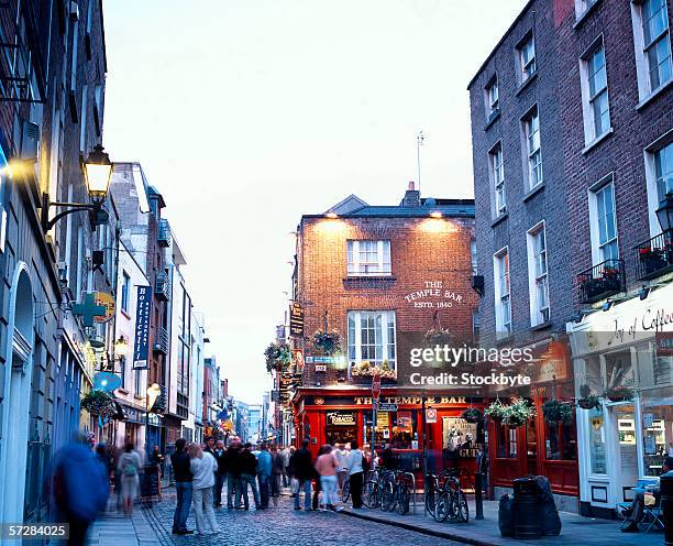 street scene in temple bar, dublin, ireland - dublin stock-fotos und bilder