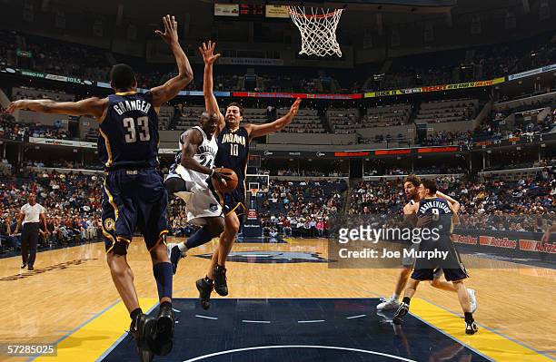 Bobby Jackson of the Memphis Grizzlies goes to the basket against Jeff Foster and Danny Granger of the Indiana Pacers during the game at FedExForum...