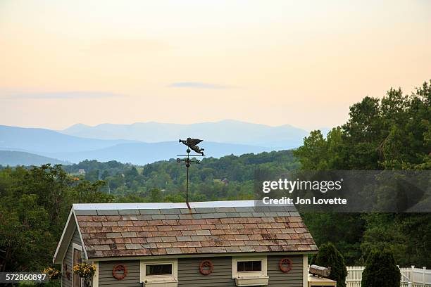 green mountain view - green mountain range stock pictures, royalty-free photos & images