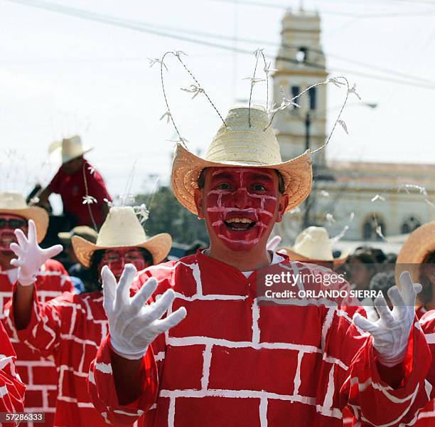 La comparsa Centenaria y Vitalicia de la Universidad de San Carlos participa del desfile de la Huelga de Todos los Dolores en Ciudad de Guatemala, el...