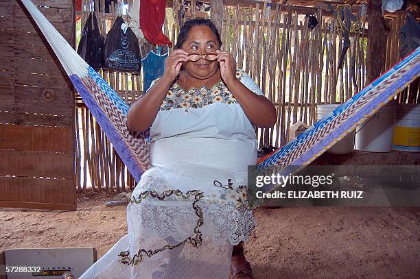 Francisca Poot Chuc, de origen maya, habla en entrevista con la AFP sobre su problema de la vista, en el poblado Carrillo Puerto, del Estado de...