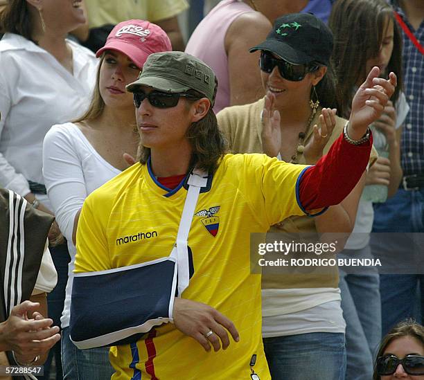 El ecuatoriano Giovanny Lapentti alienta a su hermano Nicolas que enfrenta al brasileno Ricardo Mello durante el partido de Zona Americana Grupo I,...