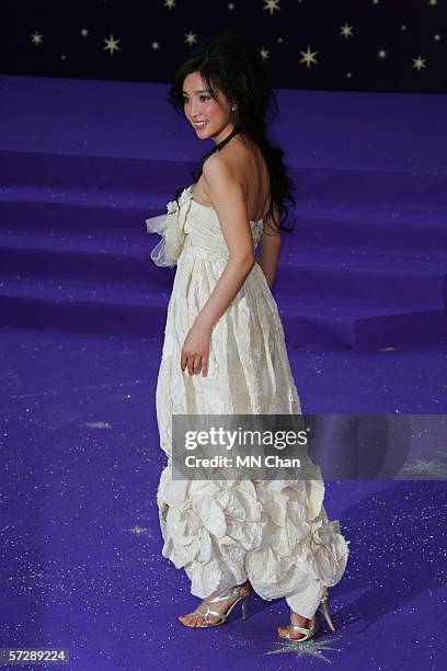 Mainland China's actress Li Bingbing arrives at the 25th Hong Kong Film Award on April 8, 2006 in Hong Kong, China.