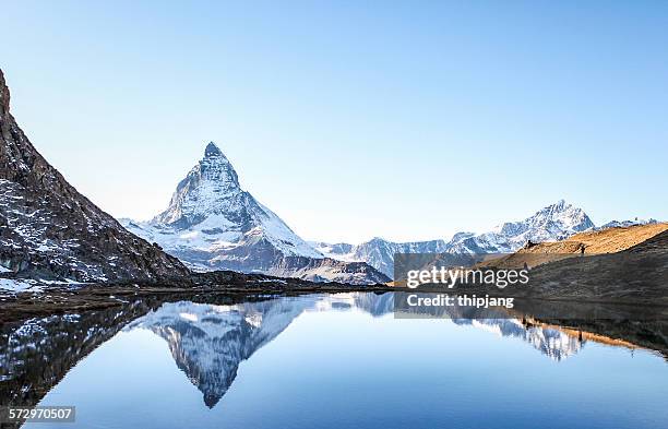 matterhorn reflection in stellisee - matterhorn stock-fotos und bilder